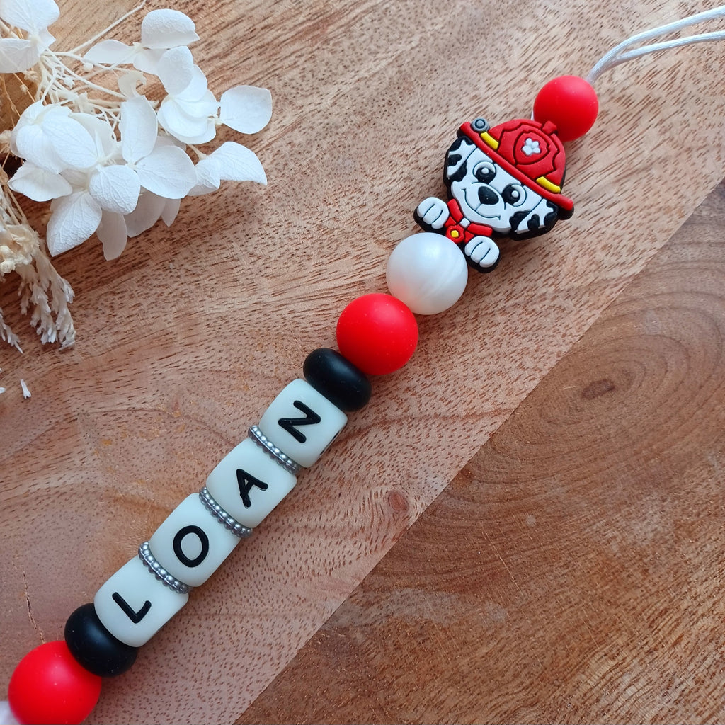 Attache tétine silicone, pompier, chien blanc, rouge, noir. Loan