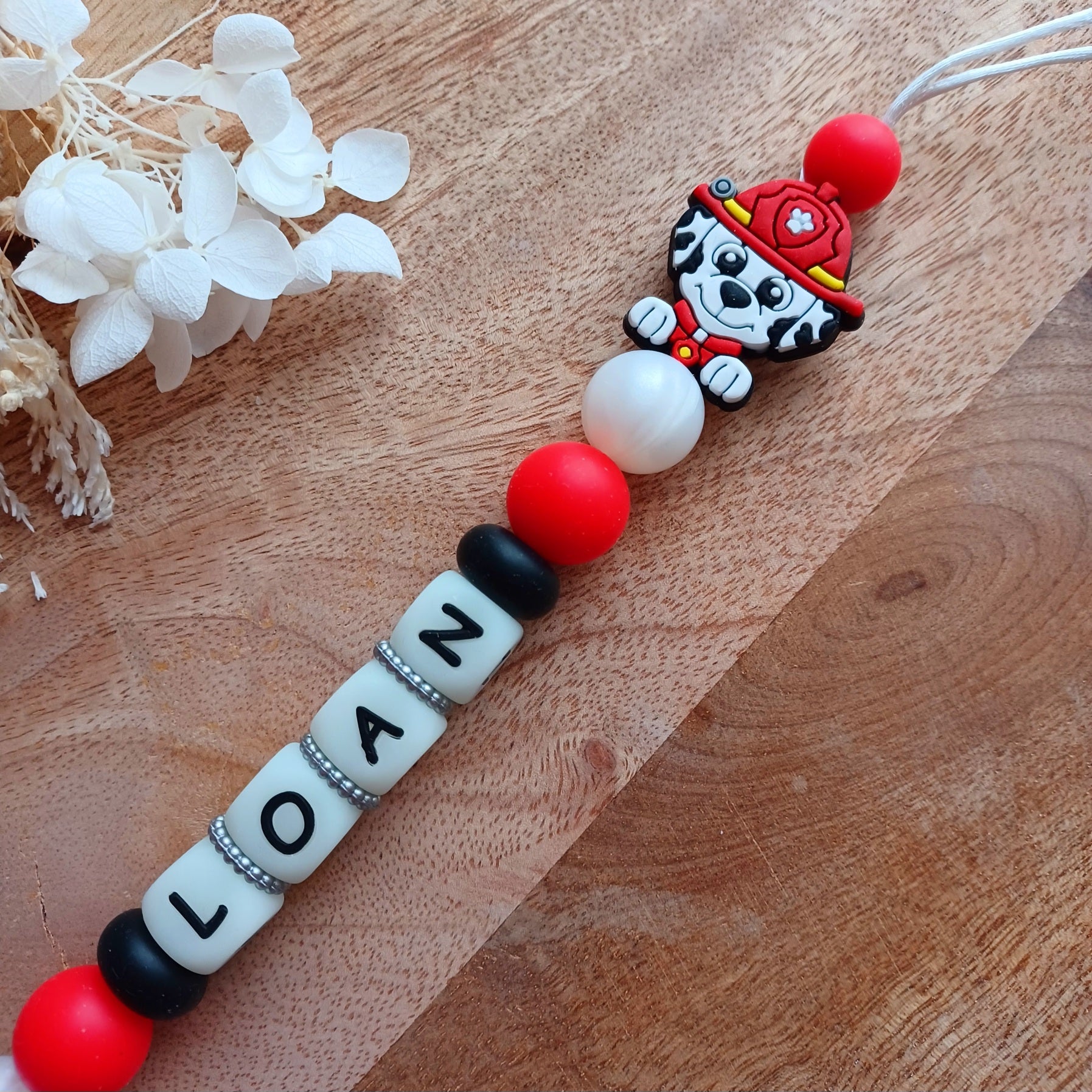 Attache tétine silicone, pompier, chien blanc, rouge, noir. Loan