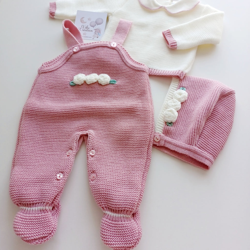 Ensemble salopette manches longues, pull et bonnet en maille pour bébé. Sarah Vieux Rose