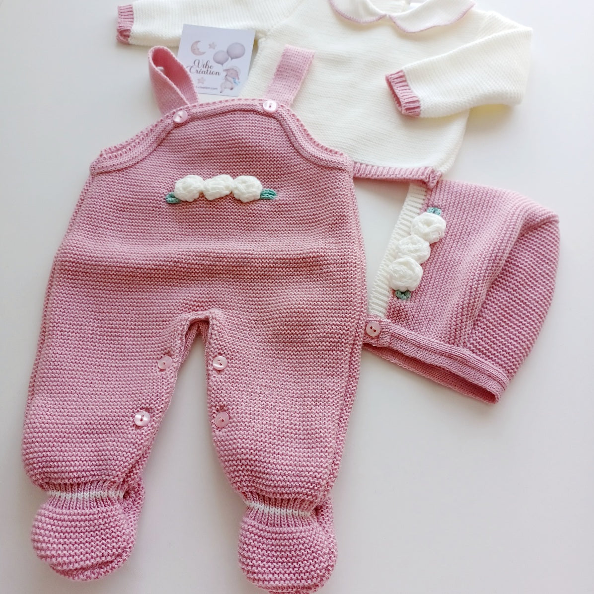 Ensemble salopette manches longues, pull et bonnet en maille pour bébé. Sarah Vieux Rose