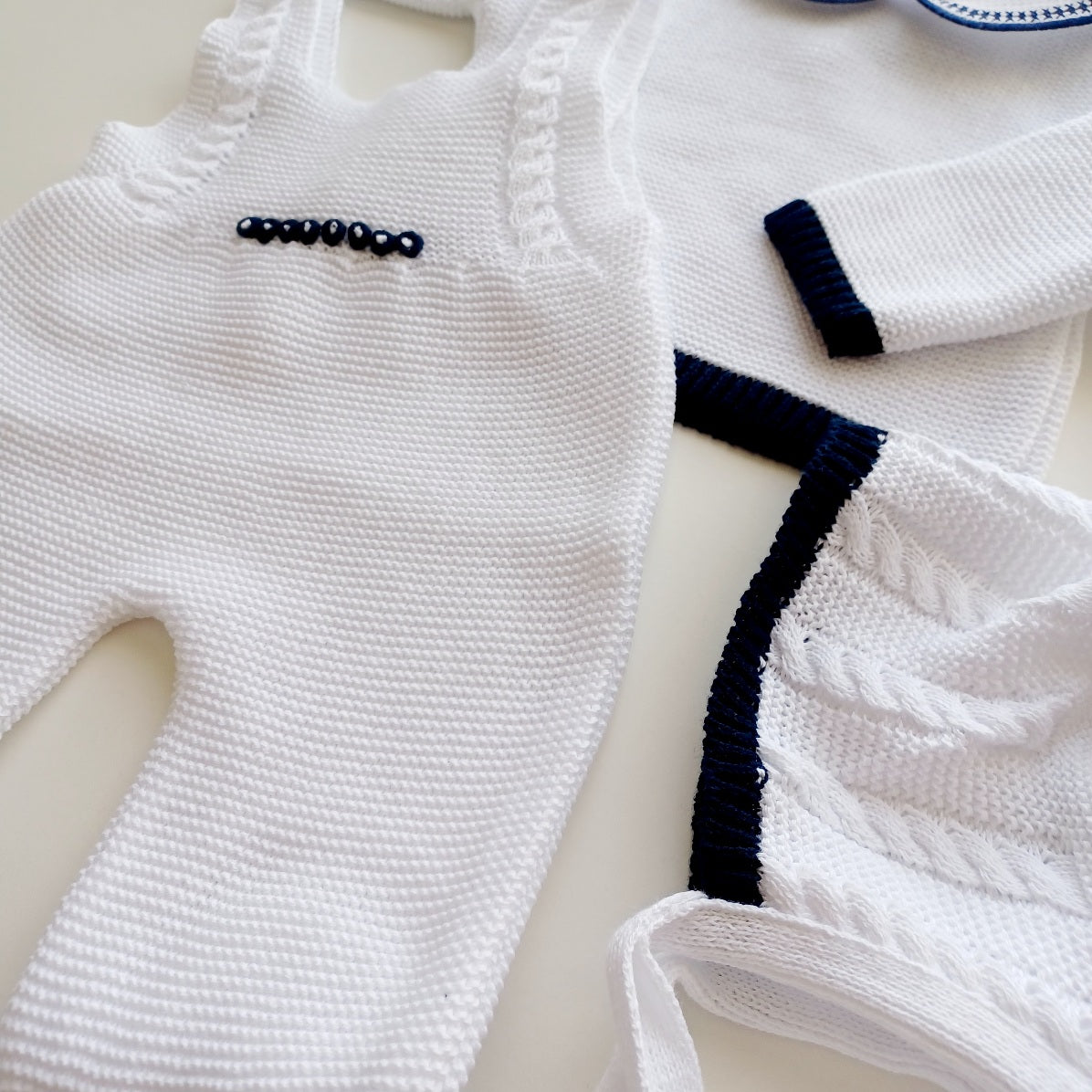 Ensemble Personnalisable salopette longue, pull et bonnet en maille pour bébé. Tony, Blanc-Bleu Marine