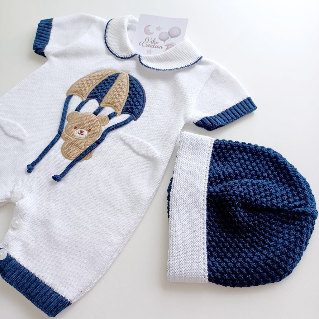 Ensemble Combinaison et bonnet en maille pour bébé. Ryan, bleu marine et blanc.