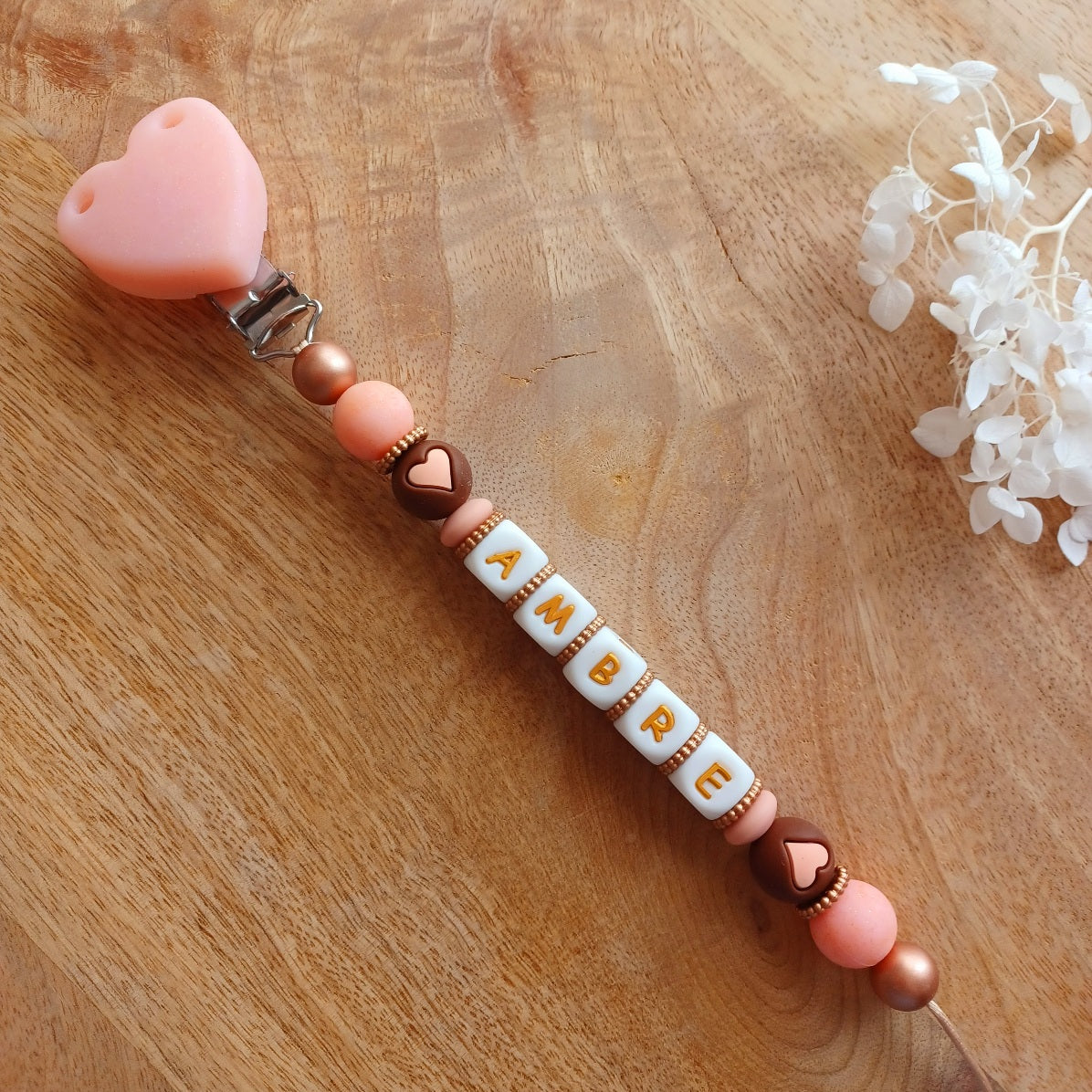 Attache tétine personnalisée avec prénom – Silicone sans BPA, douce et sécurisée (modèle cœur). Ambre