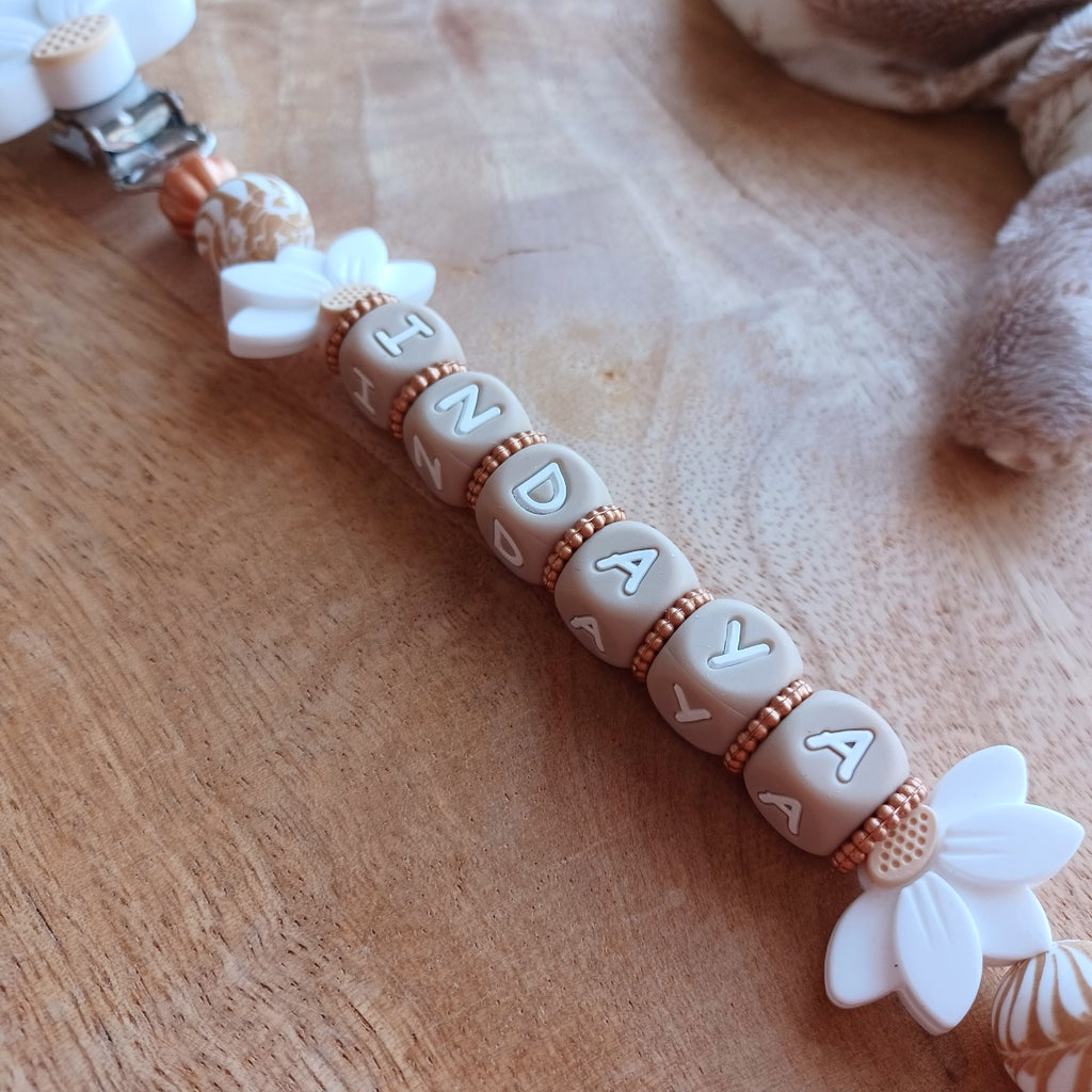 Attache tétine silicone perles imprimées, cadeau naissance, Lotus Taupe-blanc. Indaya