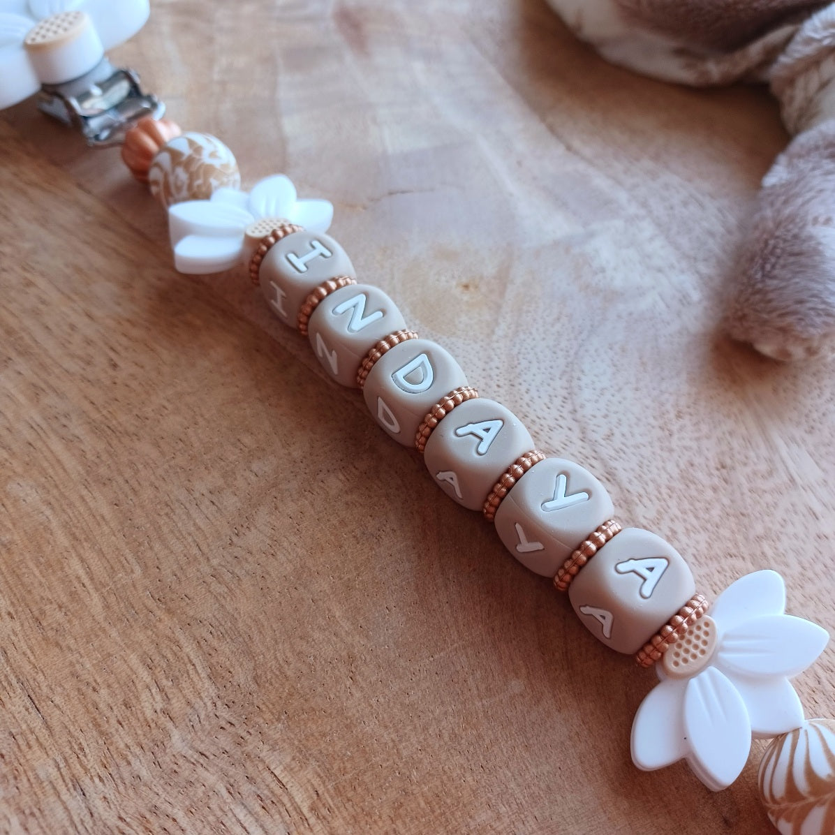 Attache tétine silicone perles imprimées, cadeau naissance, Lotus Taupe-blanc. Indaya