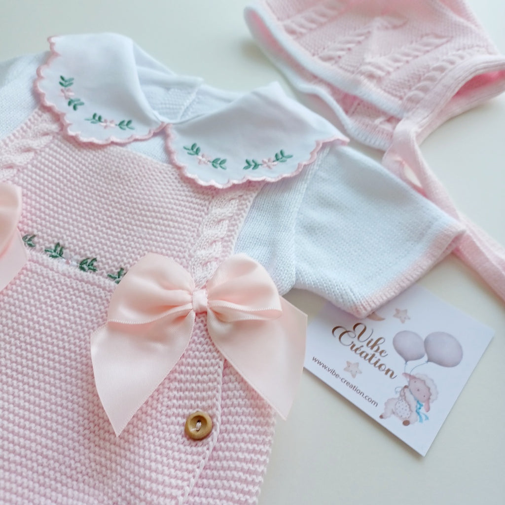 Ensemble Personnalisable salopette courte, pull et bonnet en maille pour bébé. Modèle Rose, Baby rose.