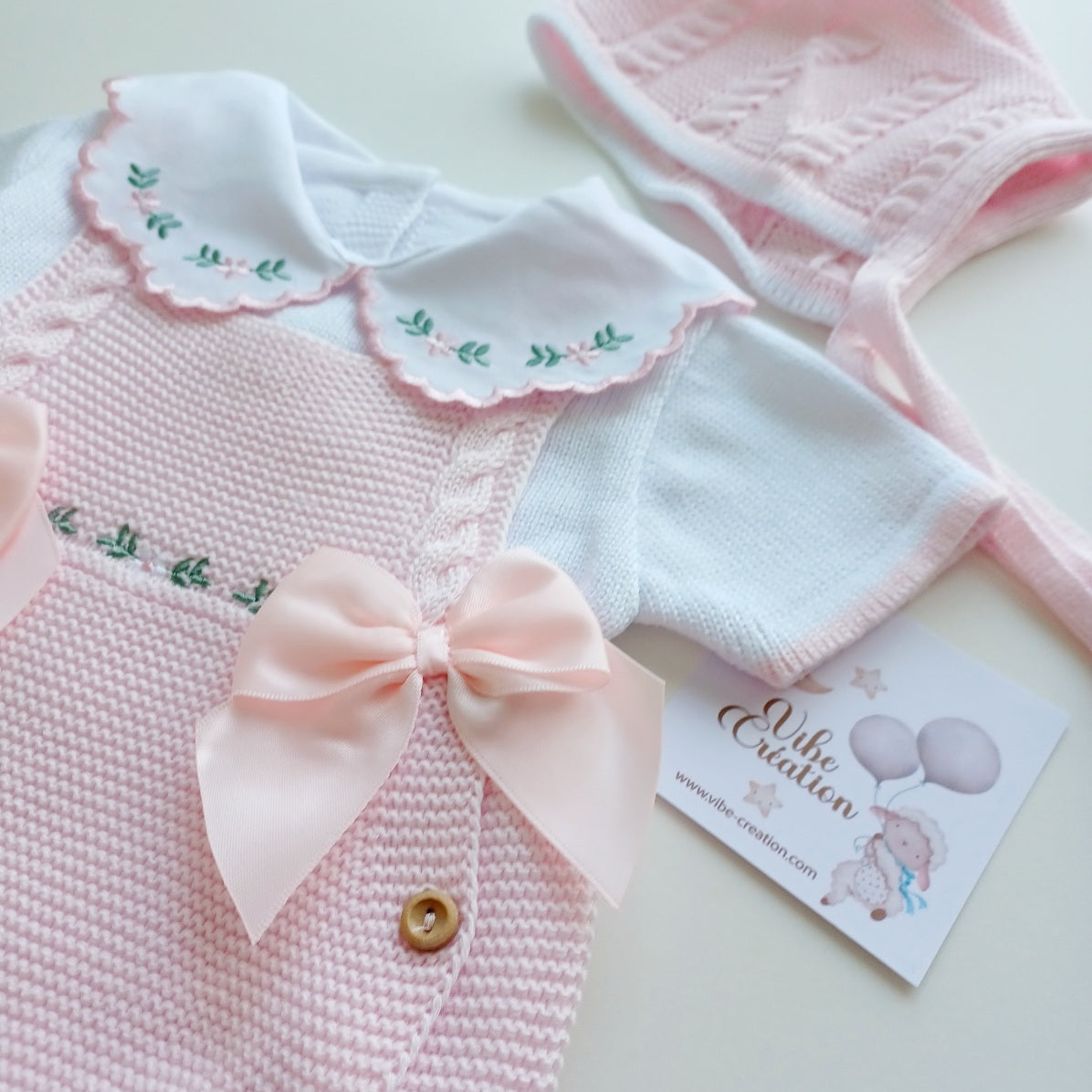 Ensemble Personnalisable salopette courte, pull et bonnet en maille pour bébé. Modèle Rose, Baby rose.
