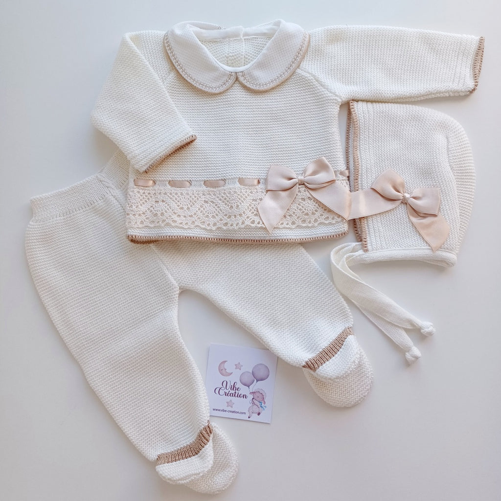 Ensemble Personnalisable pull manches longues, pantalon et bonnet en maille pour bébé. Ines Ivoire