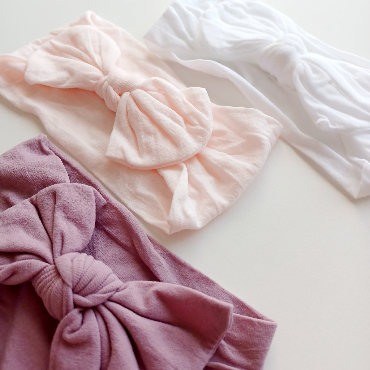 Bandeau bébé fille avec nœud – Doux, extensible et confortable (Blanc, Nectar, Mauve, Fleuri)
