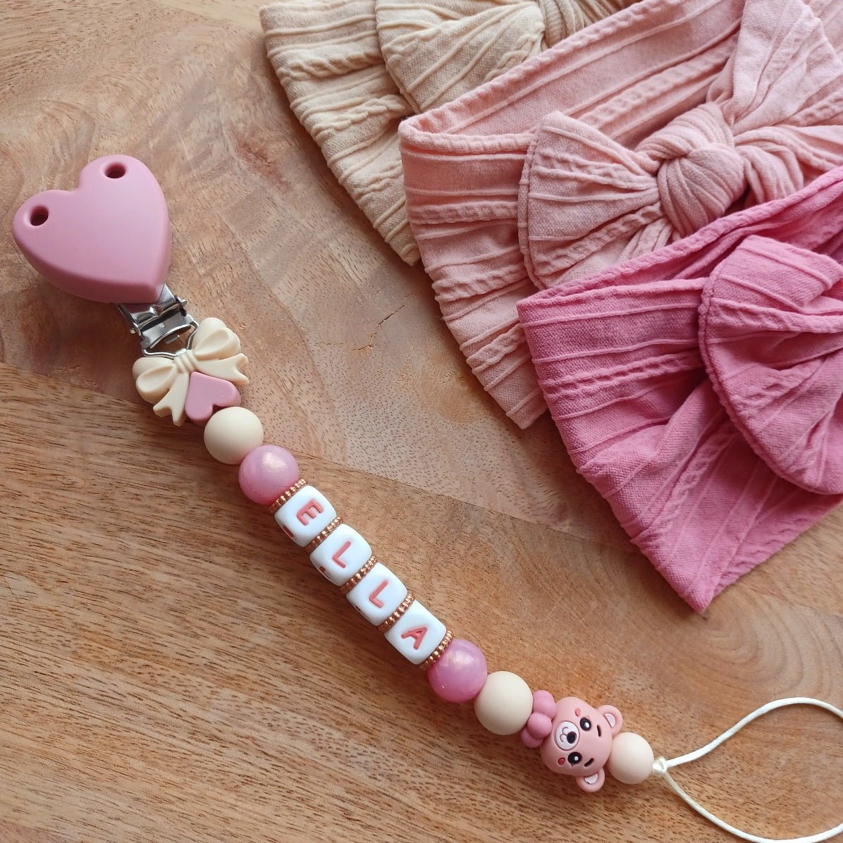 Attache-Tétine Personnalisée Prénom Bébé Rose avec Ourson en Silicone. Ella