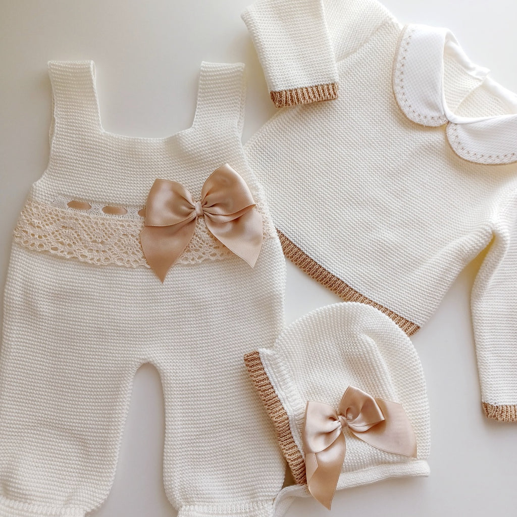 Ensemble Personnalisable salopette longue, pull et bonnet en maille pour bébé. Modèle Romy,  Ivoire- Camel