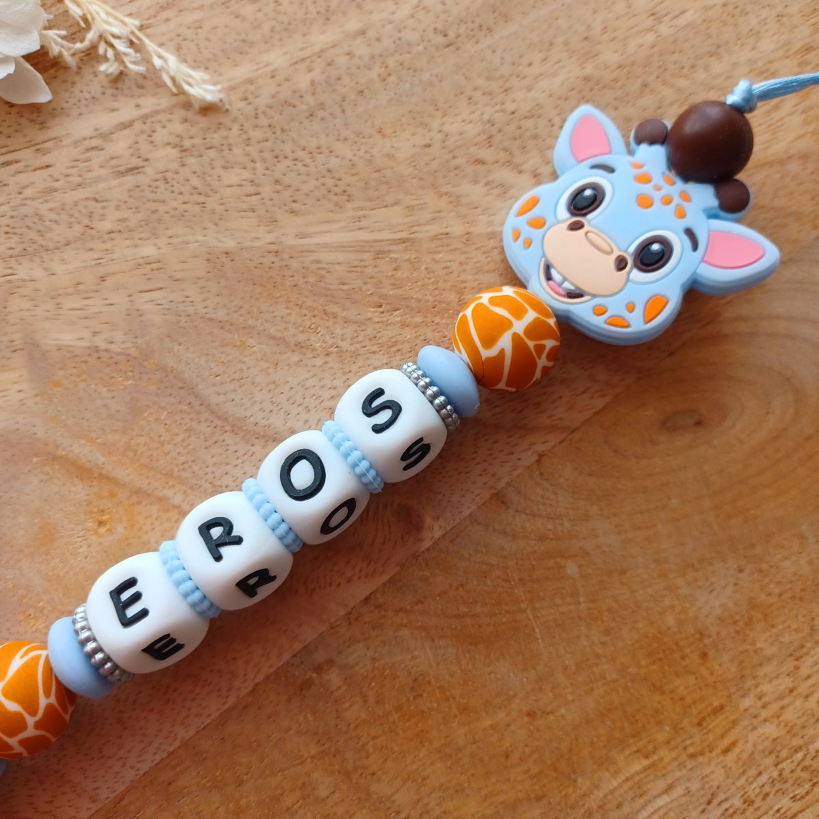 Attache Tétine Personnalisé Girafe Safari – Attache Sucette avec Prénom – Silicone Alimentaire Sans BPA – Cadeau Naissance Bébé Unique. Eros