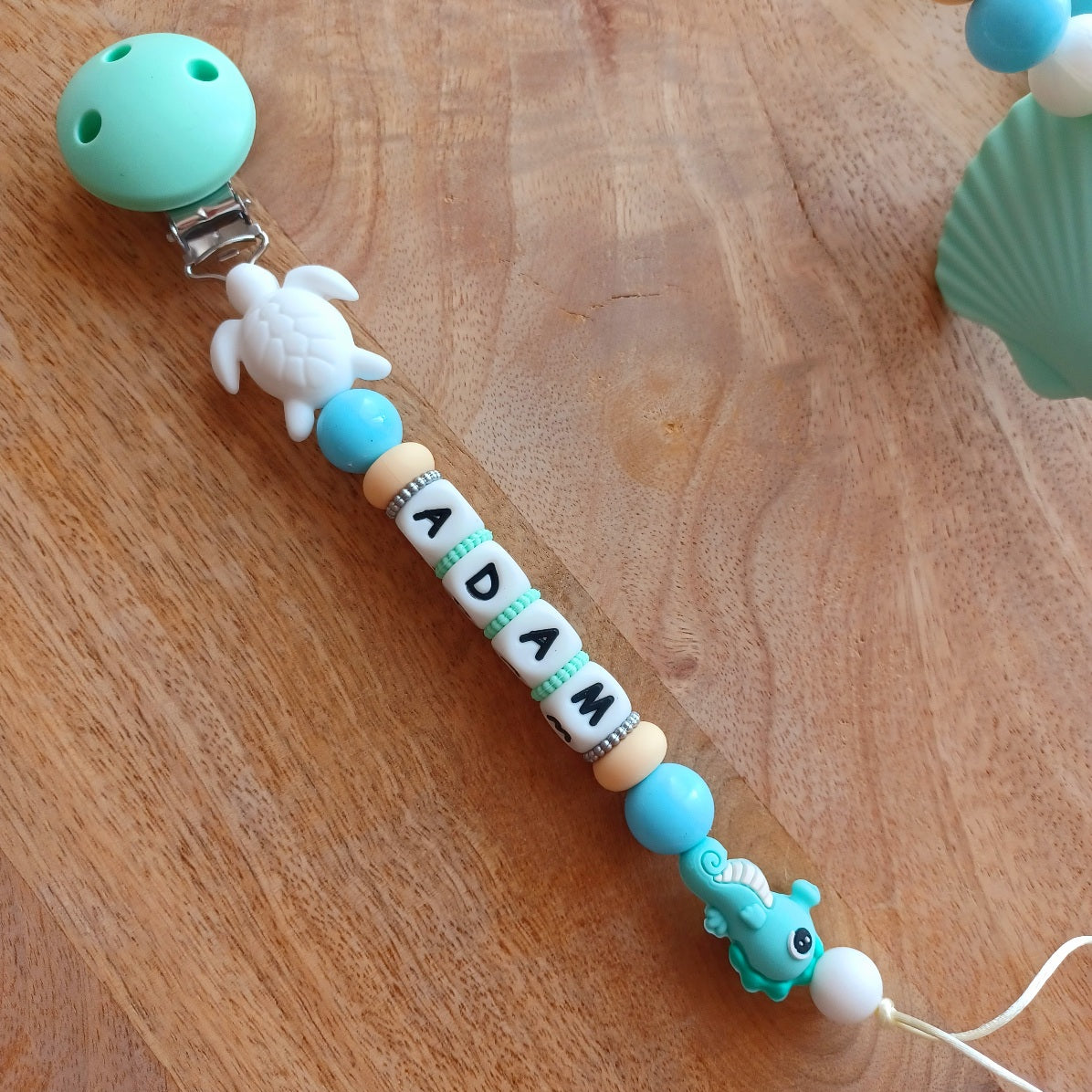 Attache Tétine, Anneau de Dentition Personnalisés Coquillage Menthe – Silicone Alimentaire Bébé | Cadeau de Naissance. Adam