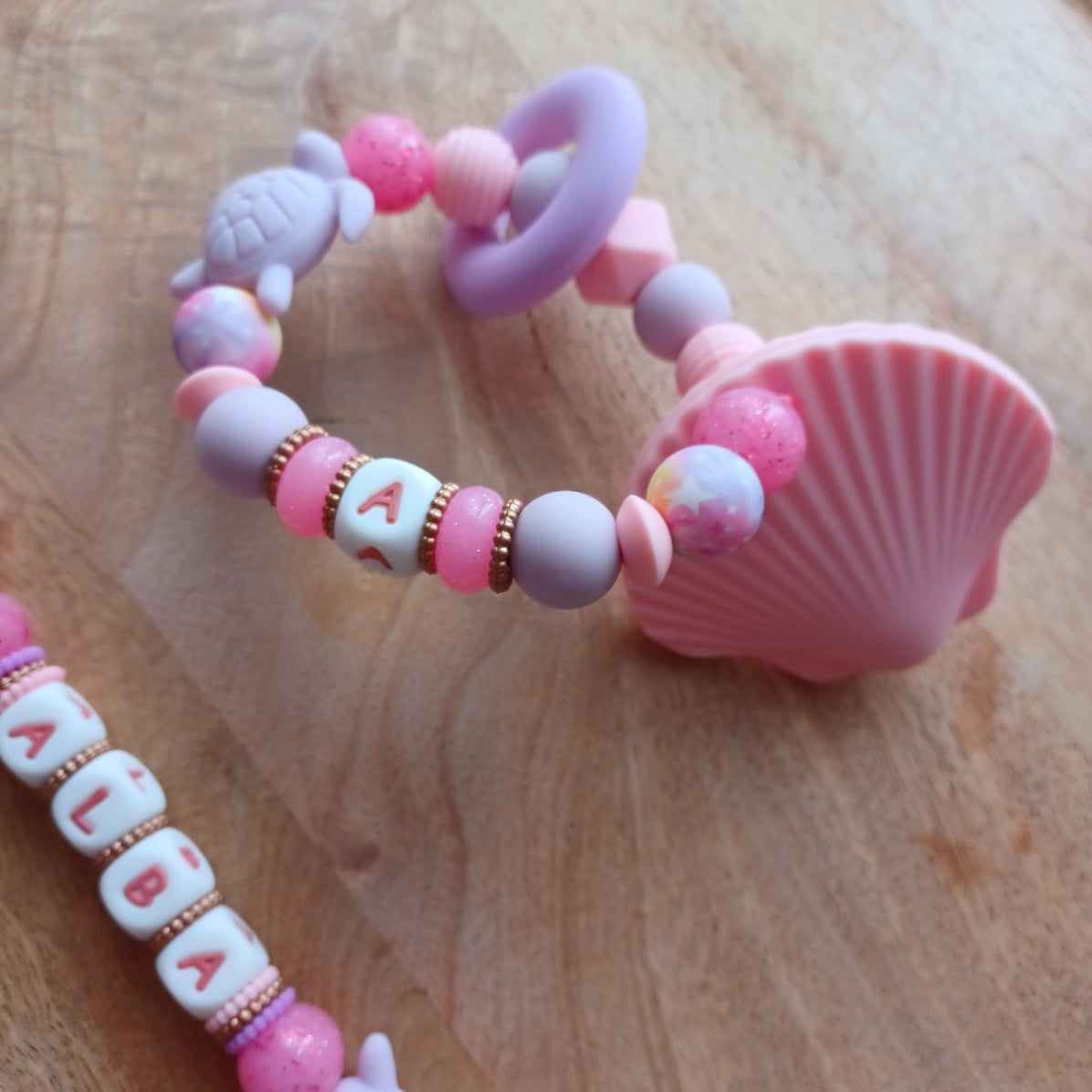 Attache Tétine & Anneau de Dentition en Silicone | Cadeau de Naissance. Coffret Bébé Personnalisé Coquillage Rose. Alba