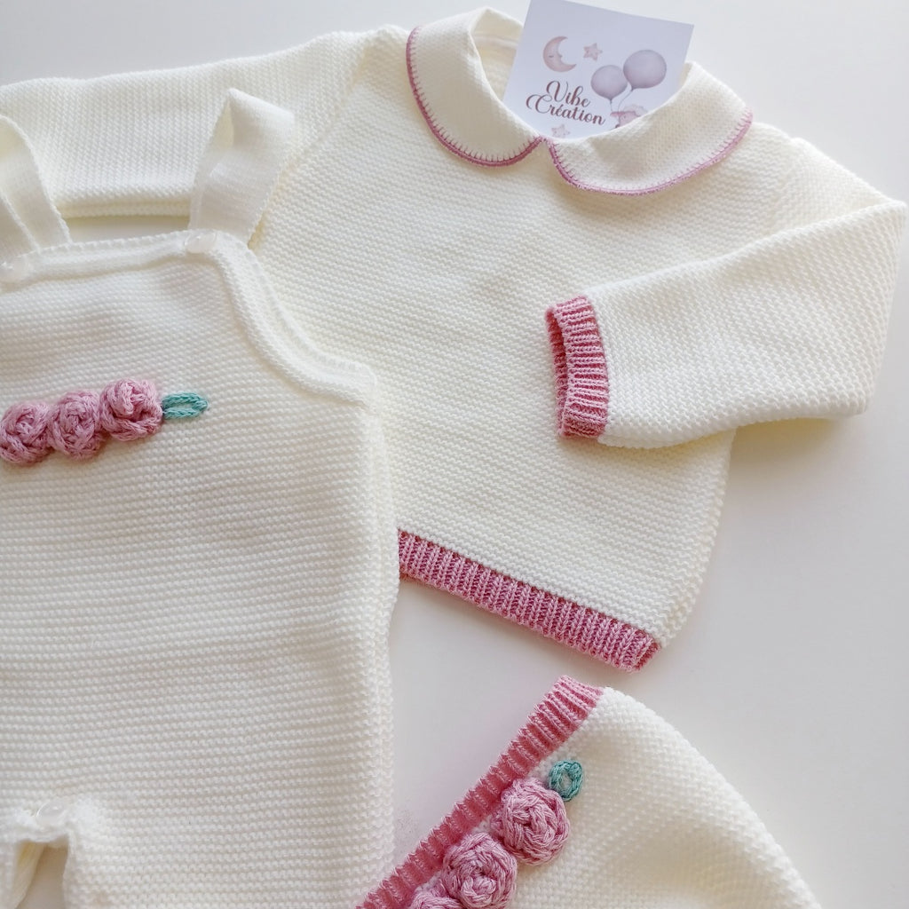 Ensemble Personnalisable salopette manches longues, pull et bonnet en maille pour bébé. Sarah Ivoire