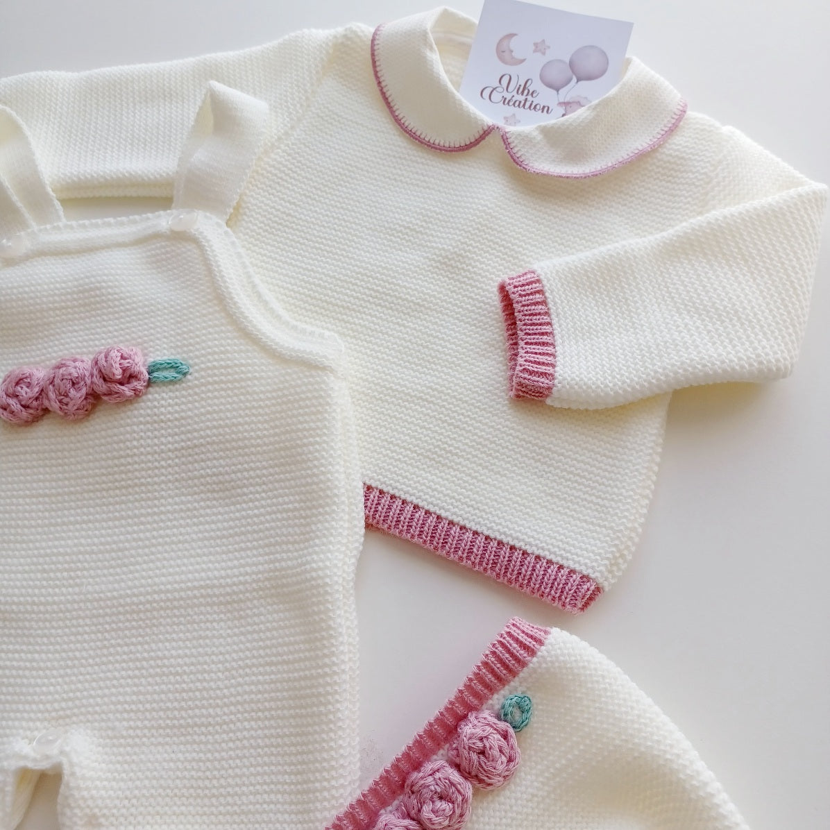 Ensemble Personnalisable salopette manches longues, pull et bonnet en maille pour bébé. Sarah Ivoire