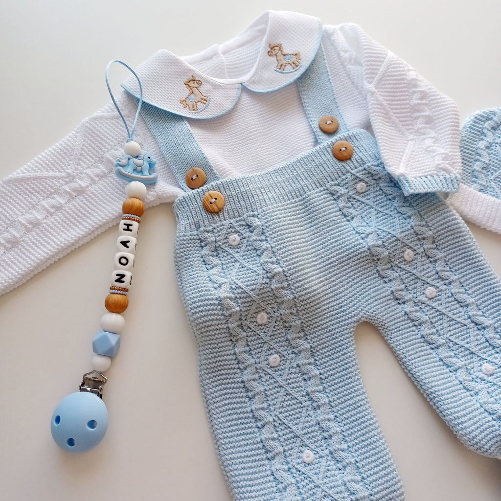 Ensemble Personnalisable salopette longue, pull et bonnet en maille pour bébé. Noah, Cheval bleu bébé