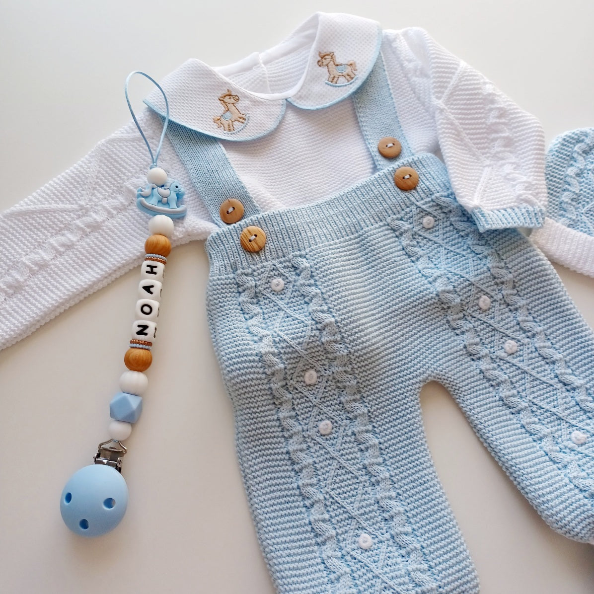Ensemble Personnalisable salopette longue, pull et bonnet en maille pour bébé. Noah, Cheval bleu bébé