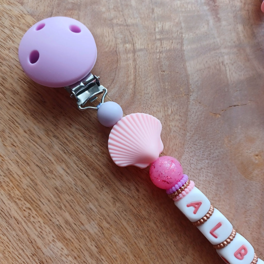 Attache Tétine & Anneau de Dentition en Silicone | Cadeau de Naissance. Coffret Bébé Personnalisé Coquillage Rose. Alba