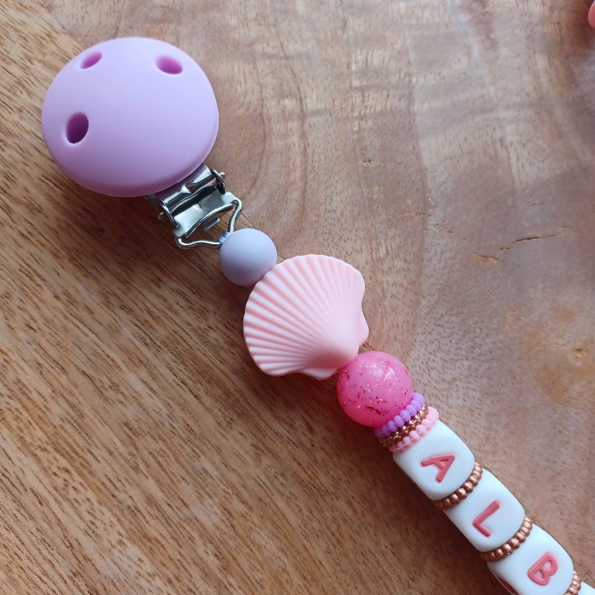 Attache Tétine & Anneau de Dentition en Silicone | Cadeau de Naissance. Coffret Bébé Personnalisé Coquillage Rose. Alba