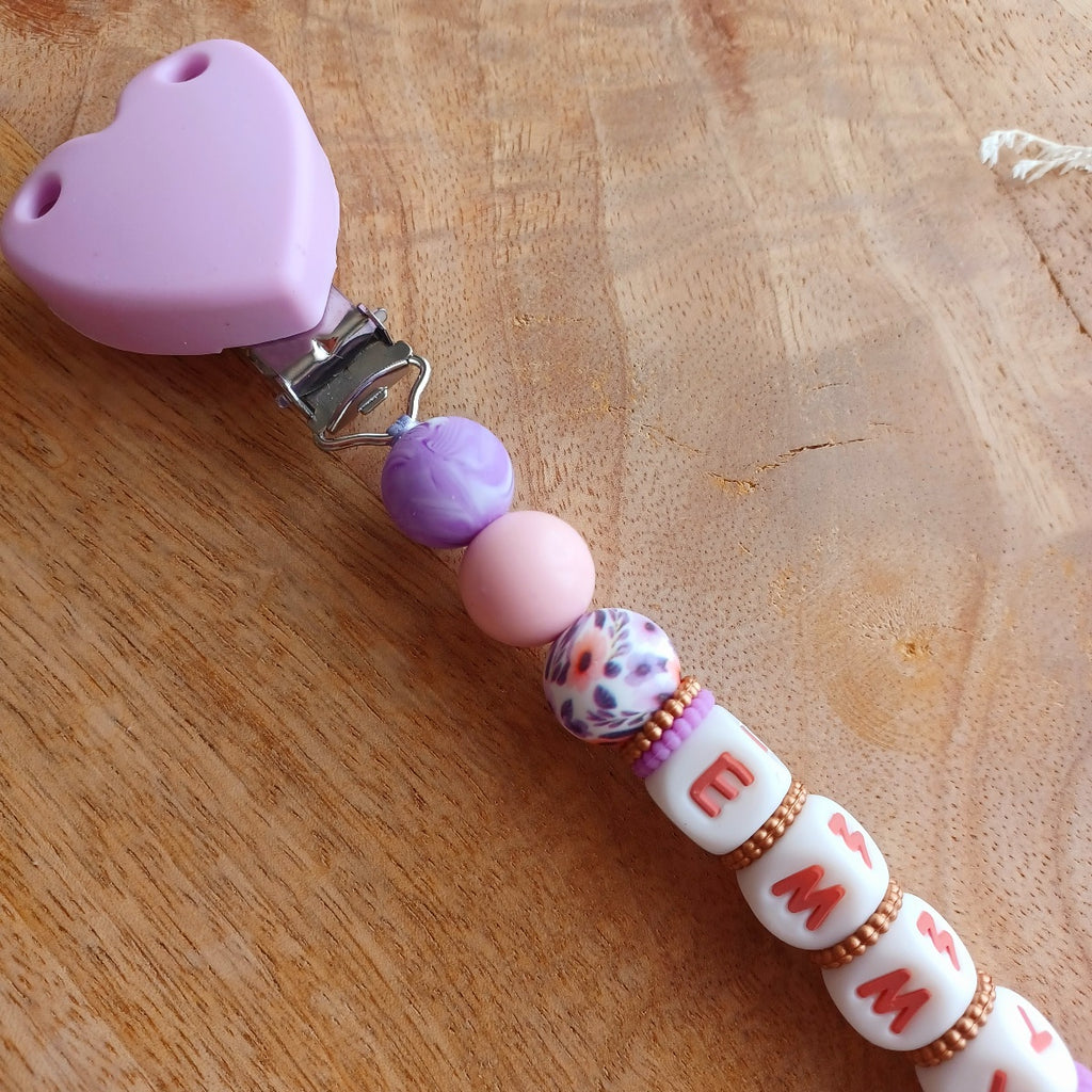 Attache Tétine Personnalisé Fille avec Prénom – Silicone Alimentaire Sans BPA – Motif Floral Rose & Violet – Cadeau Naissance Bébé. Emmy