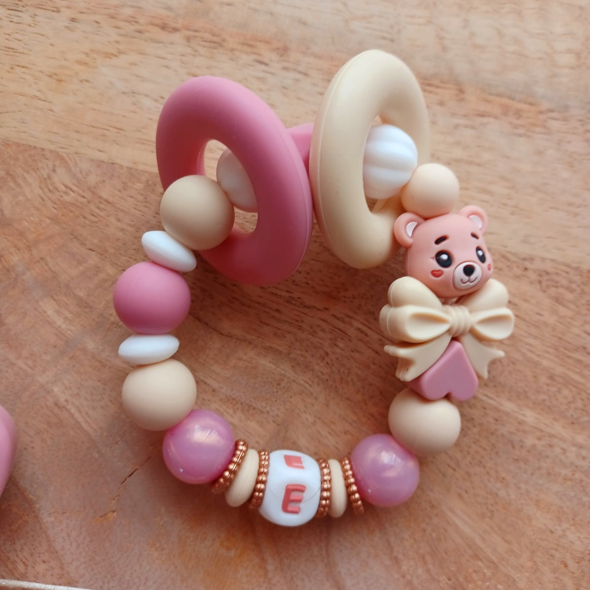 Attache-Tétine Personnalisée Prénom Bébé Rose avec Ourson en Silicone. Ella