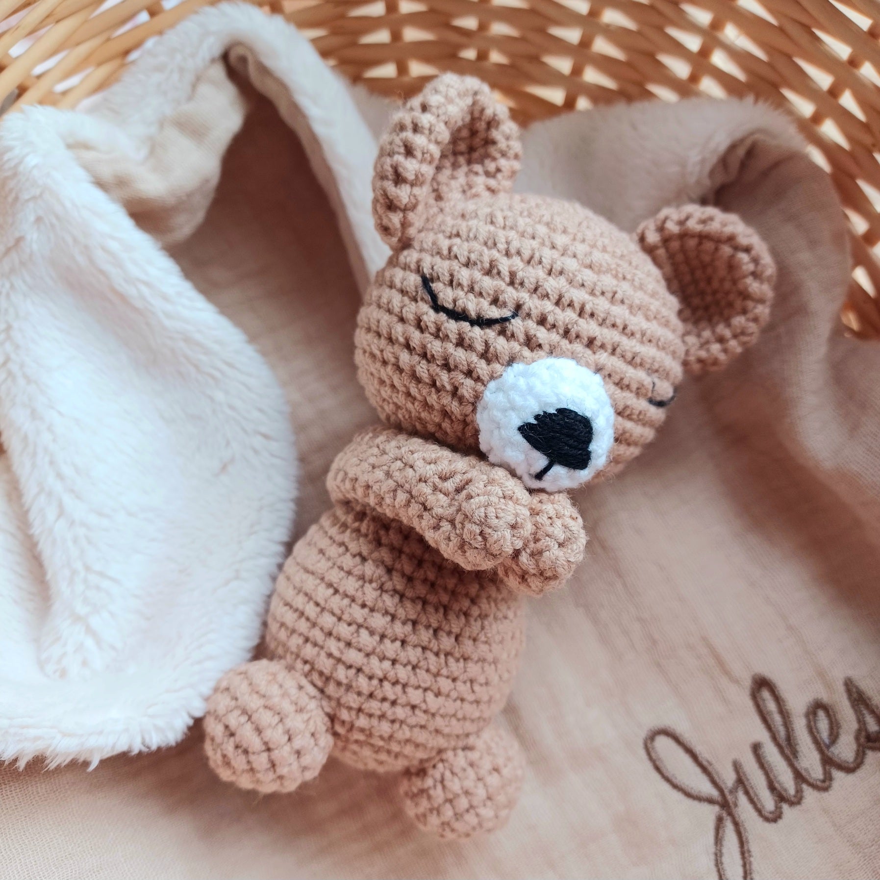 Doudou bébé tricot,  Ourson Personnalisé, Prénom brodé, Idée Cadeau Naissance.