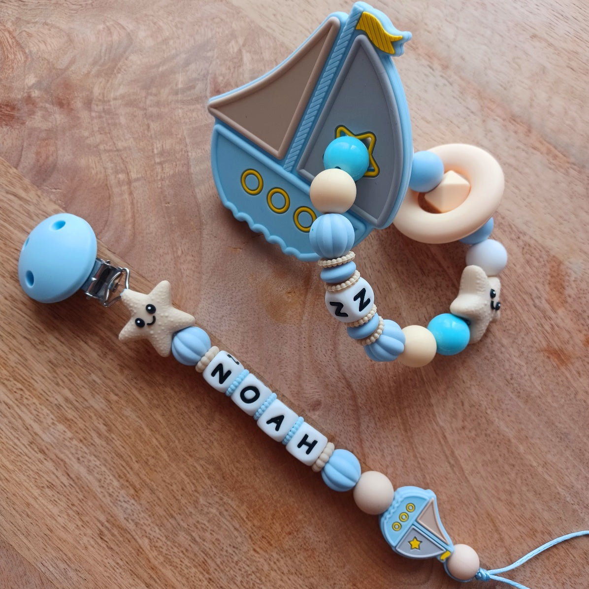 Attache Tétine et Anneau de Dentition Personnalisés Bateau Bleu – Silicone Alimentaire Bébé | Cadeau de Naissance Garçon. Noah