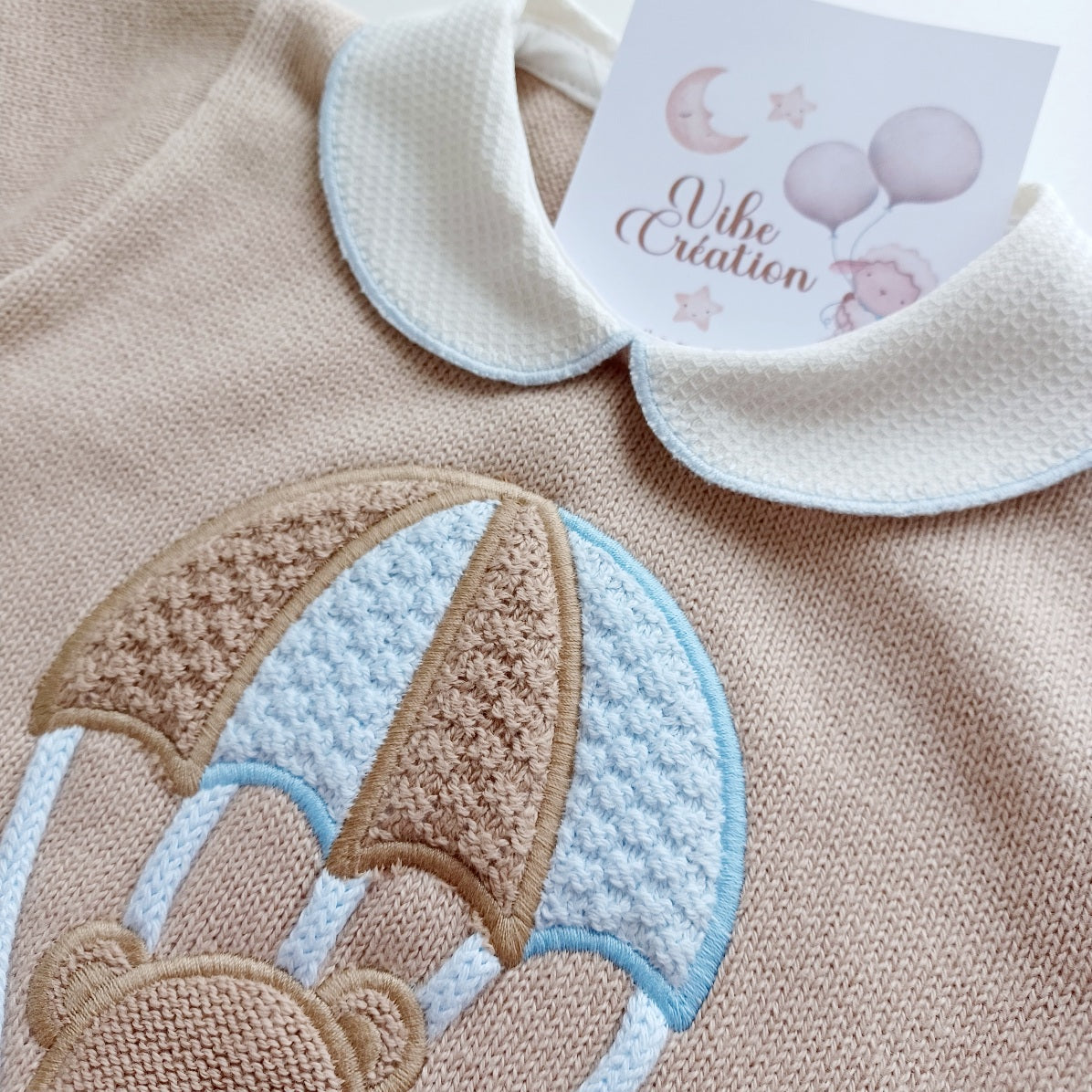 Ensemble Combinaison et bonnet en maille pour bébé. Ryan, beige et bleu pastel.