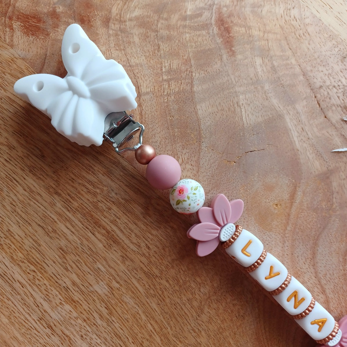 Attache tétine personnalisée avec prénom – Silicone sans BPA, douce et sécurisée . Lyna Papillon