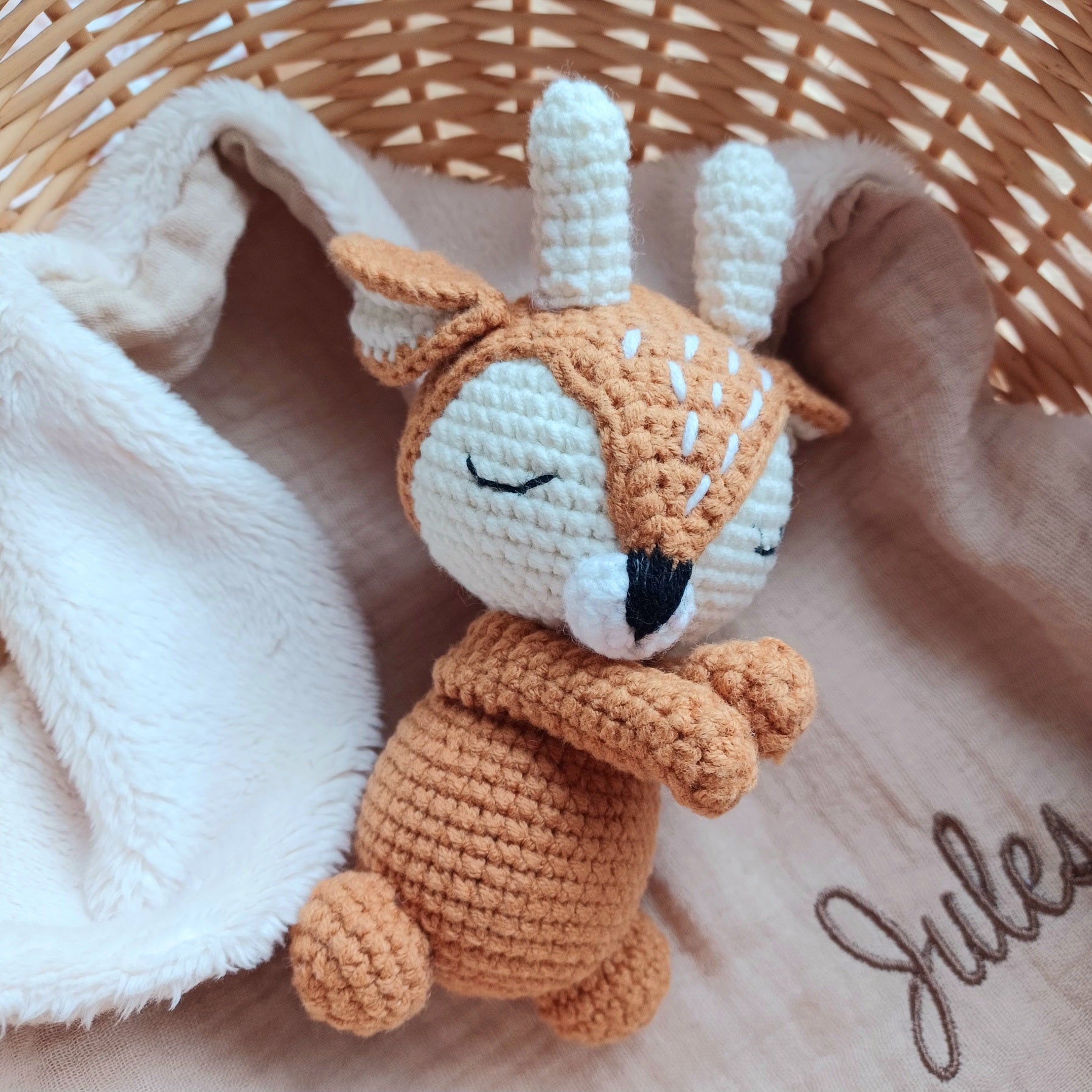 Doudou bébé tricot,  Cerf Personnalisé, Prénom brodé, Idée Cadeau Naissance.