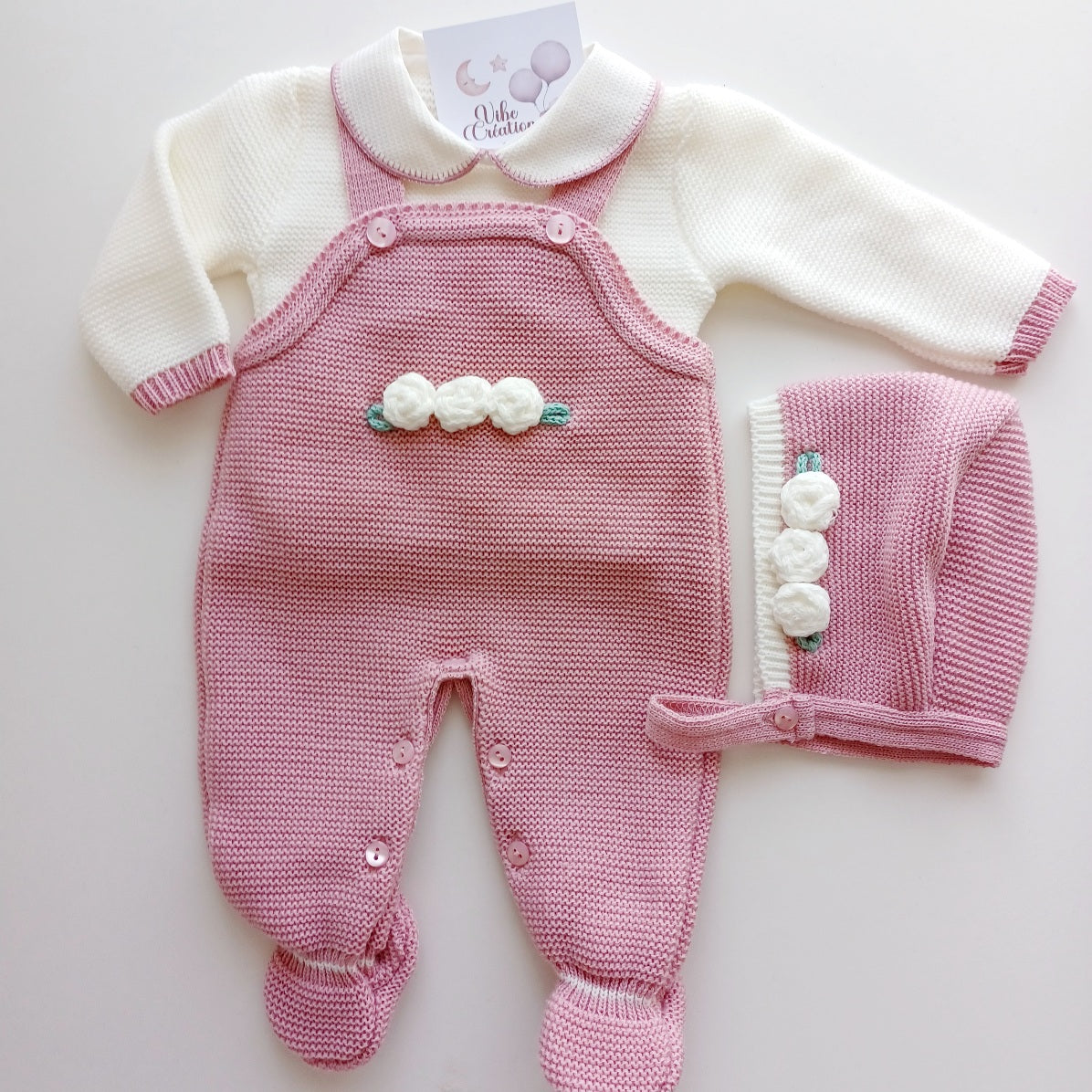 Ensemble salopette manches longues, pull et bonnet en maille pour bébé. Sarah Vieux Rose