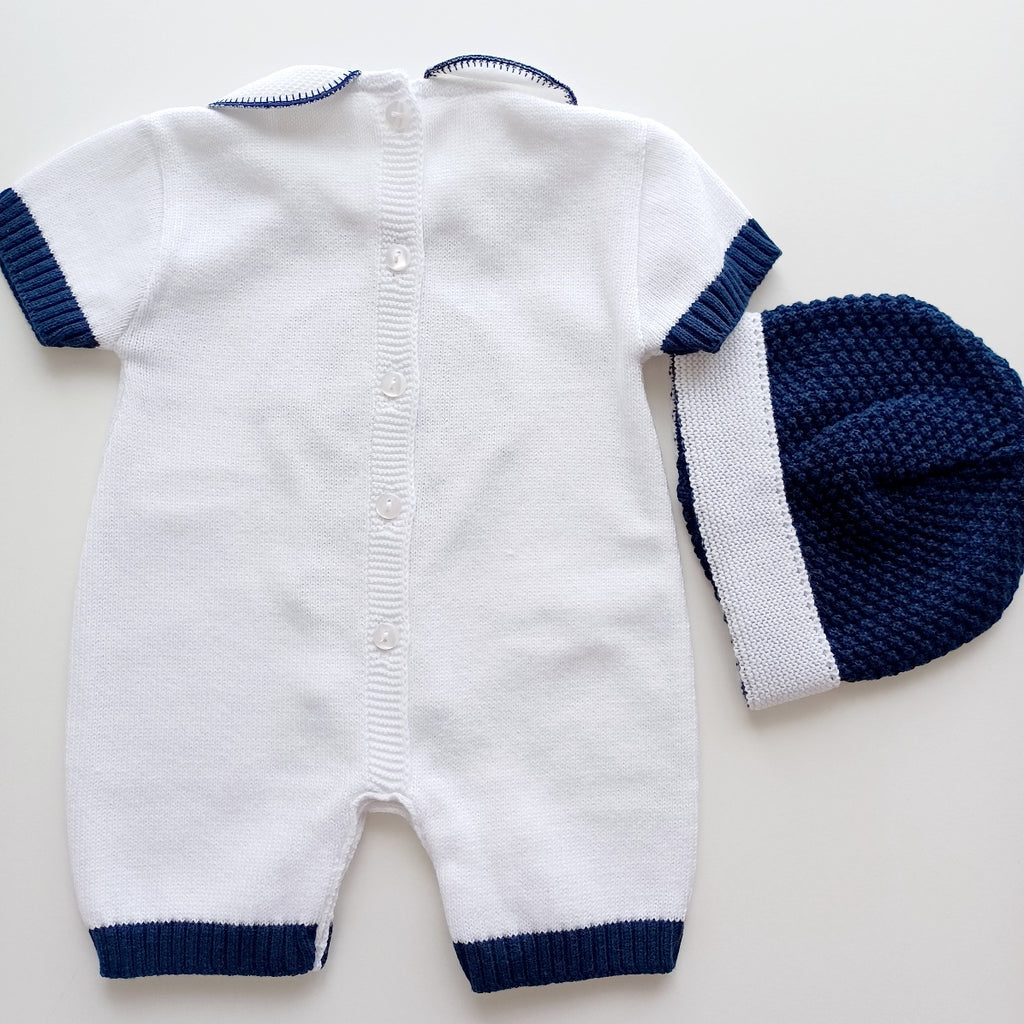 Ensemble Combinaison et bonnet en maille pour bébé. Ryan, bleu marine et blanc.