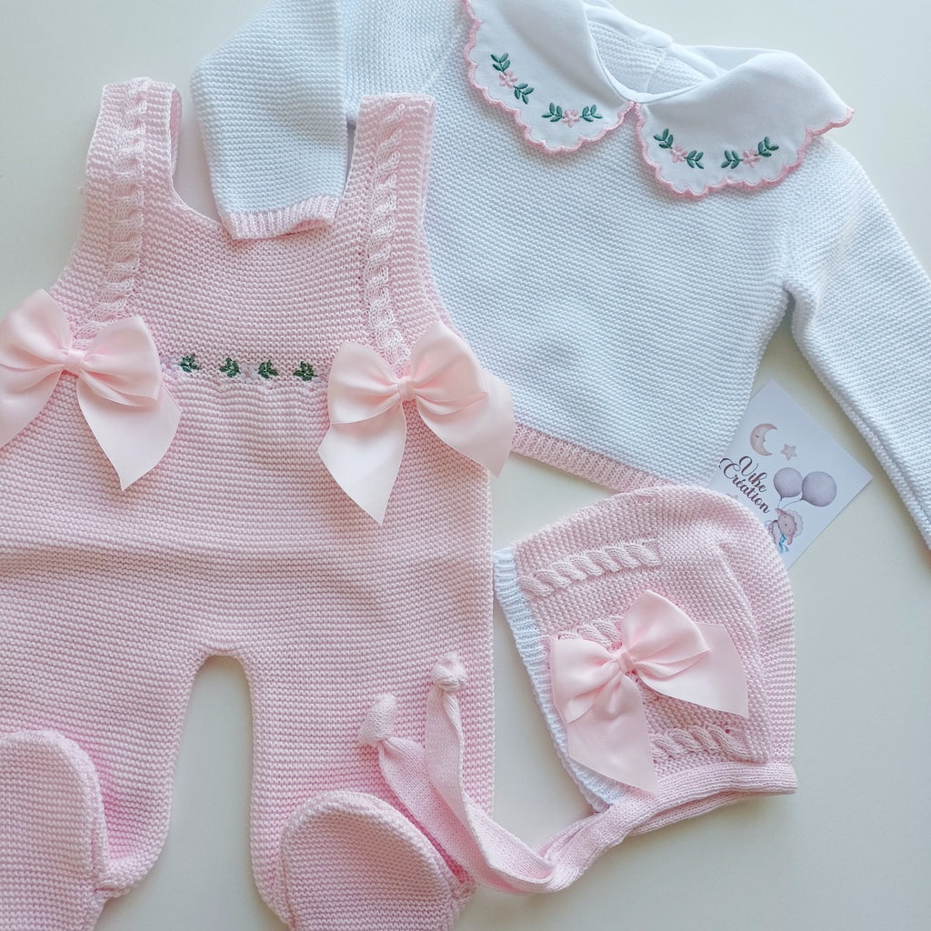 Ensemble Personnalisable salopette longue, pull et bonnet en maille pour bébé. Modèle Rose , Rose-blanc.
