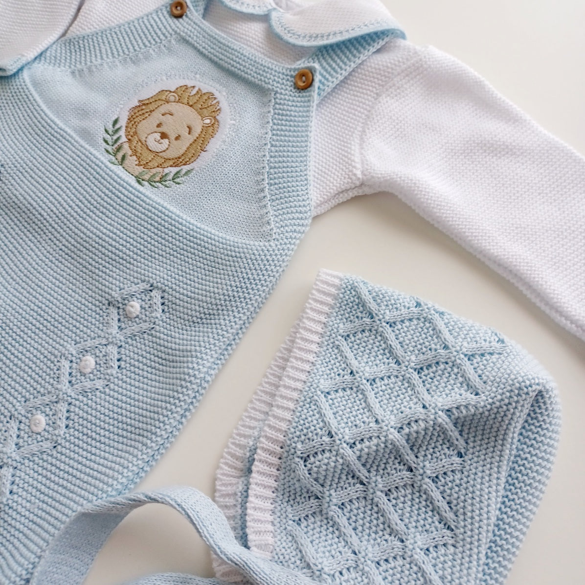 Ensemble Personnalisable salopette longue, pull et bonnet en maille pour bébé. Modèle Léo, Lion Bleu bébé