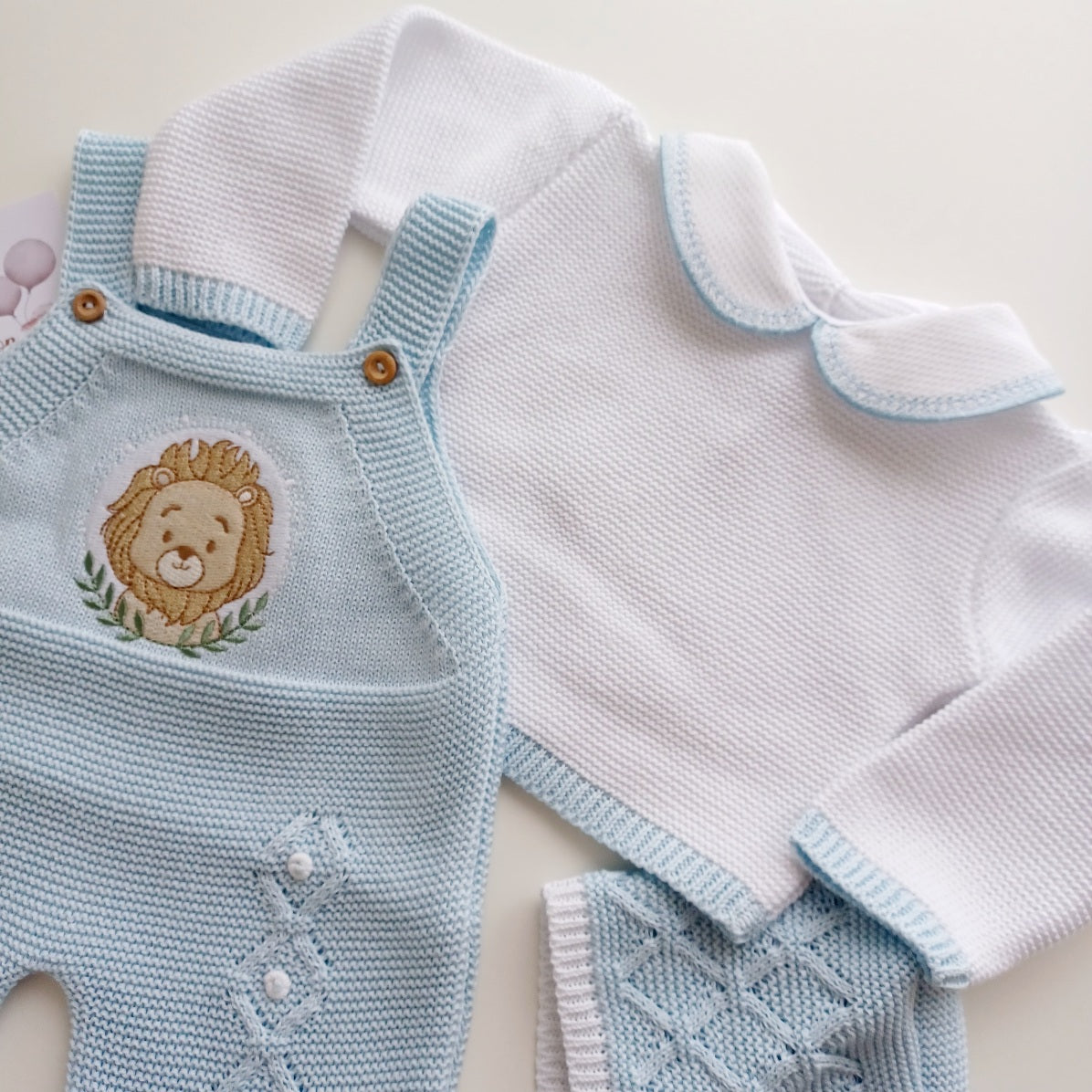 Ensemble Personnalisable salopette longue, pull et bonnet en maille pour bébé. Modèle Léo, Lion Bleu bébé