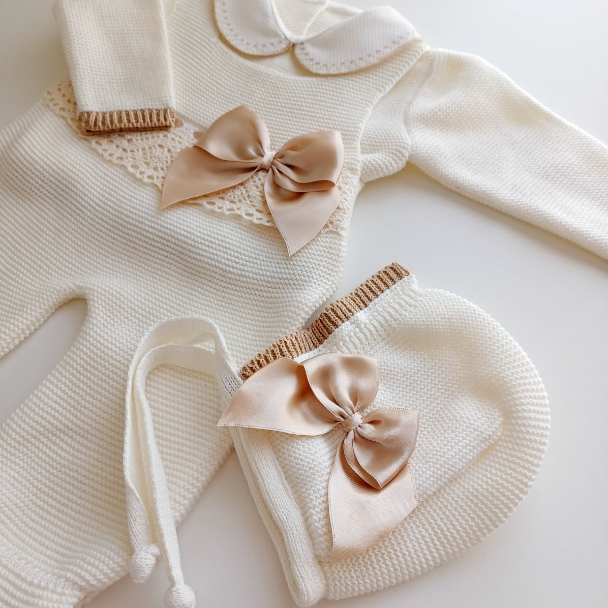 Ensemble Personnalisable salopette longue, pull et bonnet en maille pour bébé. Modèle Romy,  Ivoire- Camel