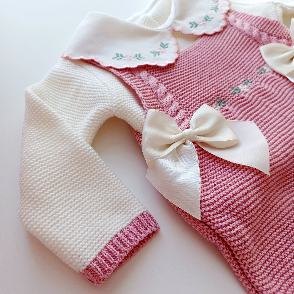 Ensemble Personnalisable salopette longue, pull et bonnet en maille pour bébé. Rose Rose Poudré