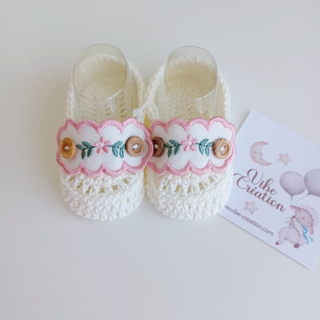Paire de Chaussons maille tricotée pour bébé, modèle Rose, couleur Ivoire-rose poudré
