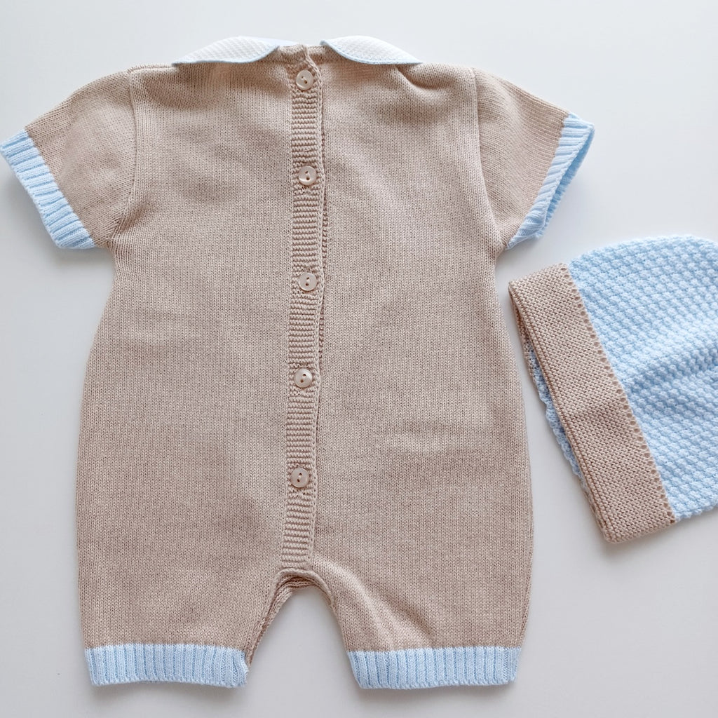 Ensemble Combinaison et bonnet en maille pour bébé. Ryan, beige et bleu pastel.