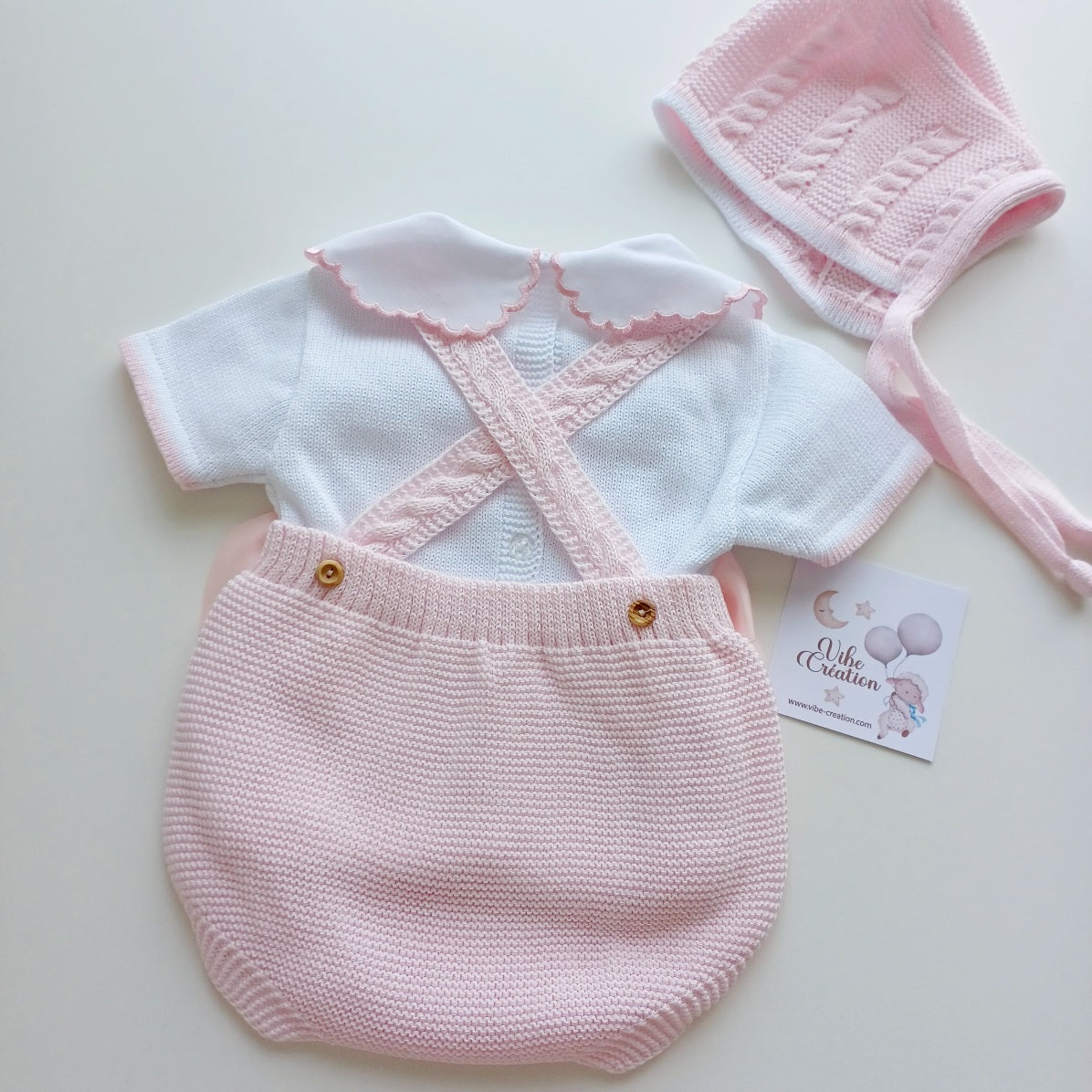 Ensemble Personnalisable salopette courte, pull et bonnet en maille pour bébé. Modèle Rose, Baby rose.