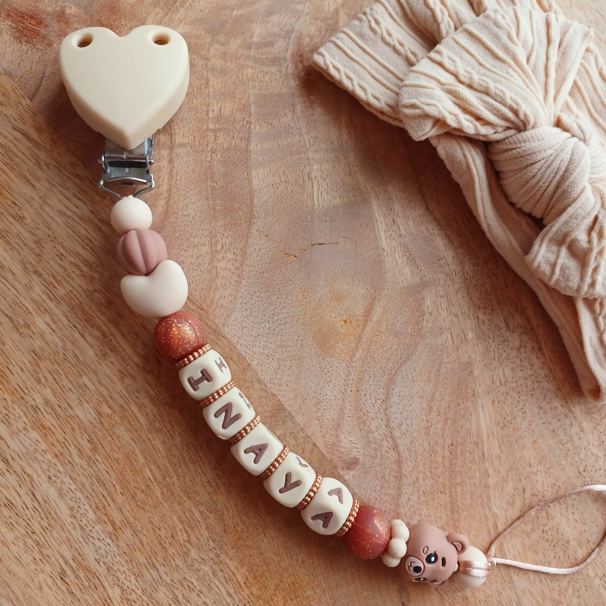 Attache-Tétine Personnalisée Prénom Bébé Beige avec Ourson en Silicone. Inaya