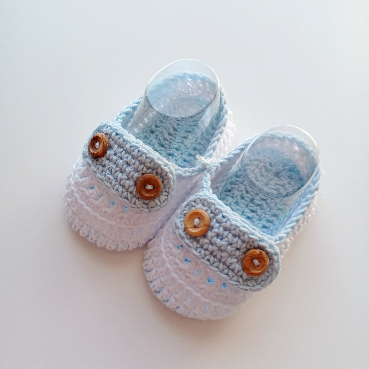 Paire de Chaussons maille tricotée pour bébé, modèle Ryan, bleu pastel-blanc