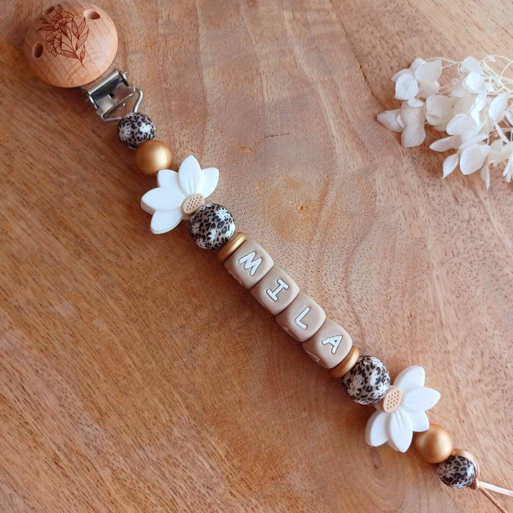 Attache Tétine Personnalisée Bébé – Fleur de Lotus et Perles Imprimés Félines | Cadeau Naissance. Mila