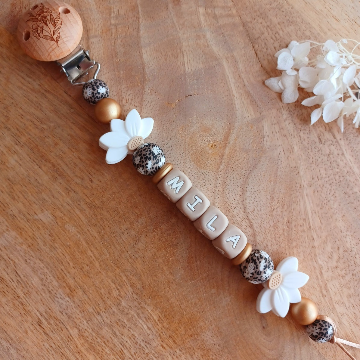 Attache Tétine Personnalisée Bébé – Fleur de Lotus et Perles Imprimés Félines | Cadeau Naissance. Mila