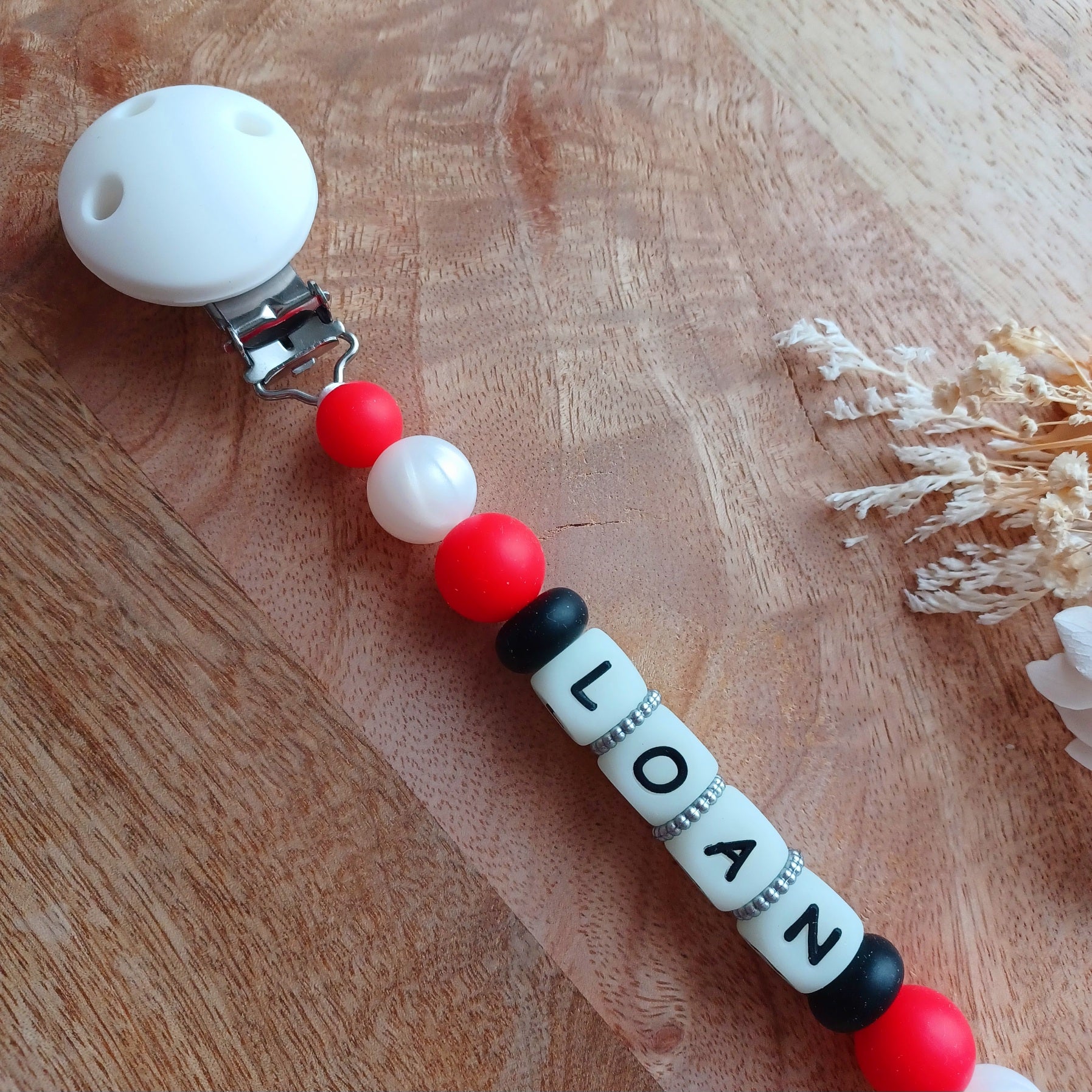 Attache tétine silicone, pompier, chien blanc, rouge, noir. Loan