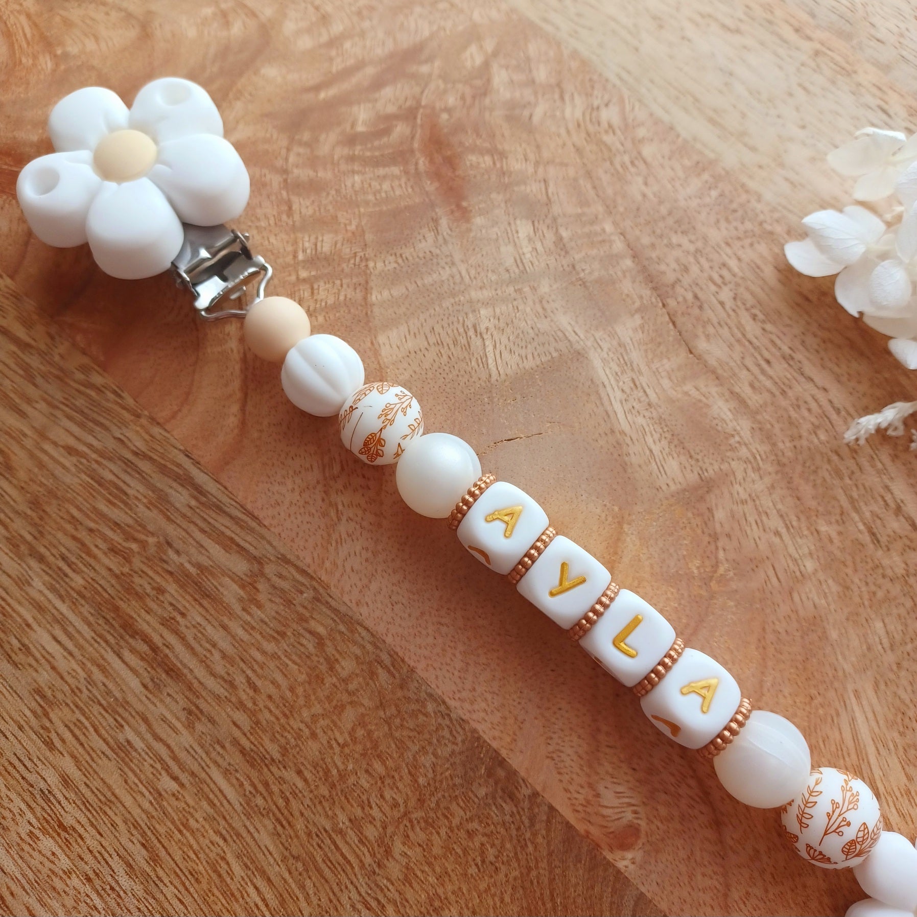 Attache tétine silicone, Fleur blanc, crème. Ayla