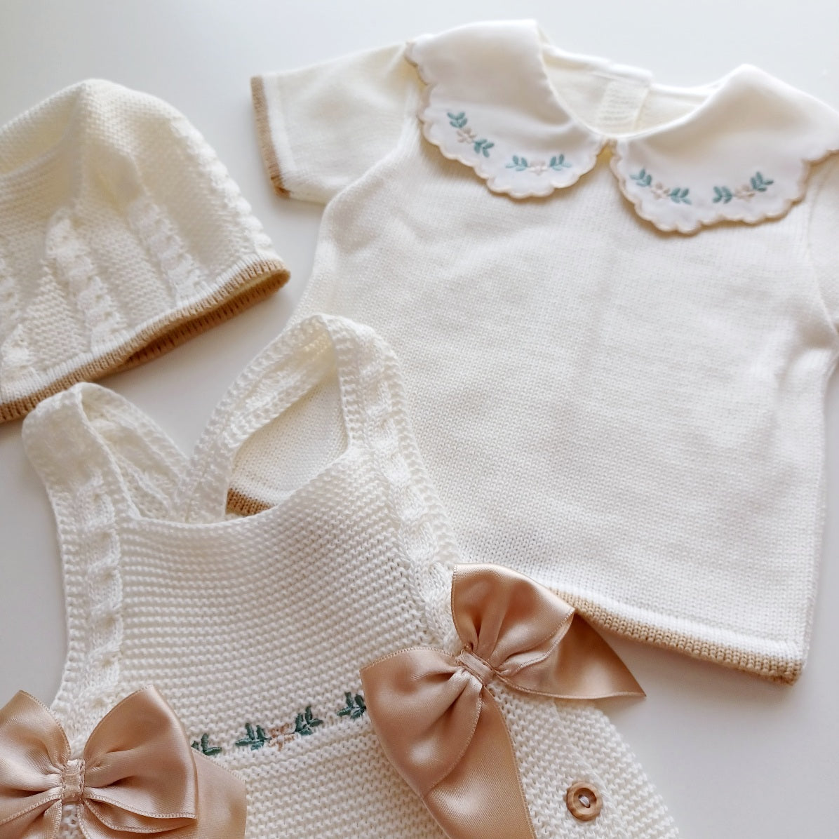 Ensemble Personnalisable salopette courte, pull et bonnet en maille pour bébé. Rose Ivoire-Camel