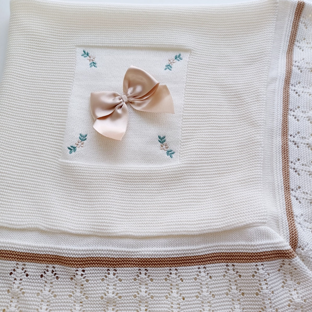 Couverture bébé tricot coton, personnalisable. Modèle Rose, Couleur Ivoire-Camel
