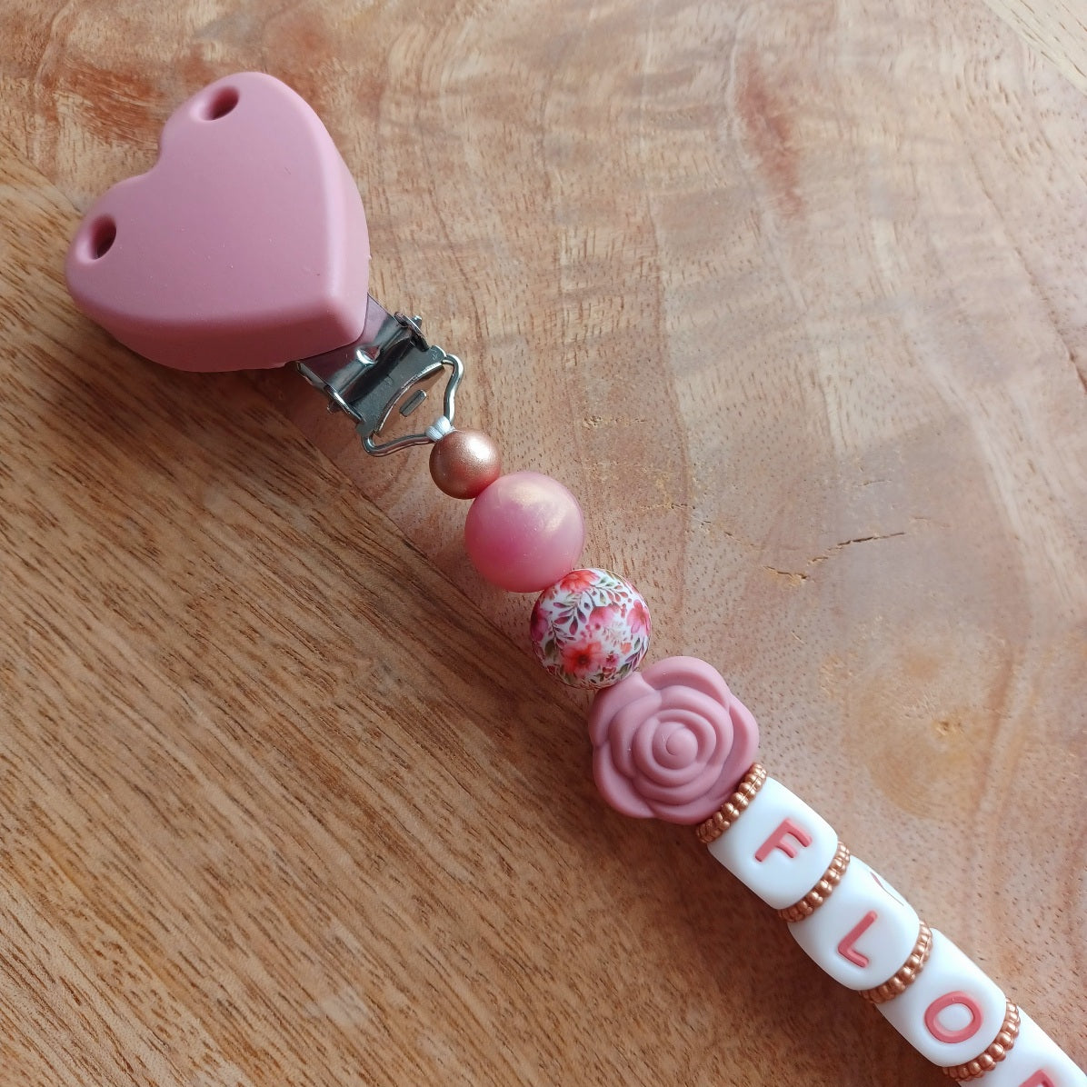 Attache tétine personnalisée avec prénom – Silicone sans BPA, douce et sécurisée . Flor